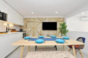 a table in a kitchen with blue plates on it at Suprema Loft II in Lisbon +7 photos
