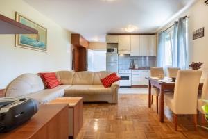 Apartment Sweet في زادار: غرفة معيشة مع أريكة وطاولة