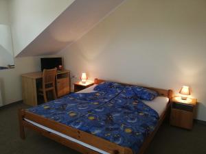 a bedroom with a bed and a desk with two lamps at Kavana i sobe Monika in Grabrovnik