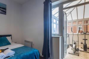 a bedroom with a bed and a large window at Leicester Luxury Apartments - Princess in Leicester