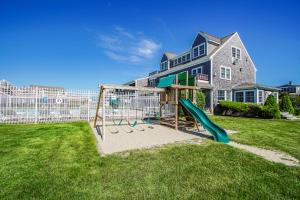 einen Spielplatz mit Rutsche vor einem Haus in der Unterkunft Beachside Village Resort, a VRI resort in Falmouth