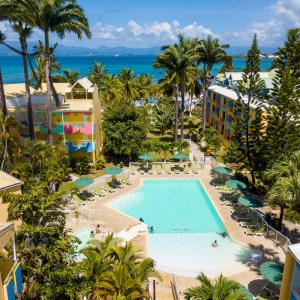 uma vista aérea da piscina no resort em Canella Beach Hotel em Le Gosier