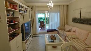 Televízia a/alebo spoločenská miestnosť v ubytovaní Marbella Puerto Banus Apartamento 2 rooms, 4 personas Bajo con jardin