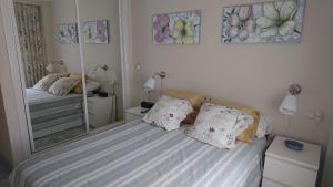 Posteľ alebo postele v izbe v ubytovaní Marbella Puerto Banus Apartamento 2 rooms, 4 personas Bajo con jardin + 20 fotografií