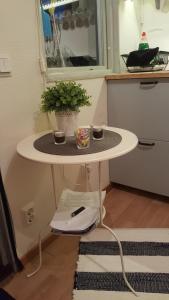 ein kleiner Tisch in einer Küche mit zwei Tassen drauf in der Unterkunft Sollyan in Knivsta