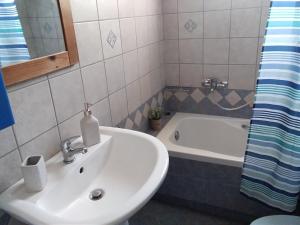 A bathroom at Casa memories