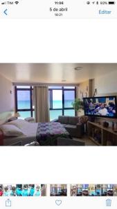 um quarto com uma cama e uma televisão num quarto em flat apt mobiliado beira mar no Recife