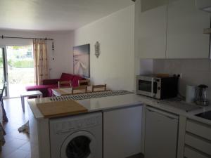 A kitchen or kitchenette at Studio São Rafael, Albufeira