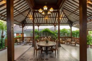 
A restaurant or other place to eat at Diana Malioboro Hotel Jogja
