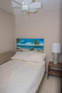 1 dormitorio con 1 cama con una pintura en la pared en PENINISULA ViSTA AL MAR BY ENNA INN IXTAPA, en Ixtapa