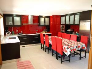 Kuchyň nebo kuchyňský kout v ubytování Villa Chamosinhos