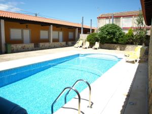 Bazén v ubytování Villa Chamosinhos nebo v jeho okolí