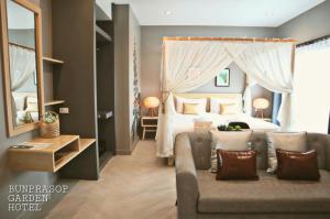 เตียงในห้องที่ Bunprasop Garden Hotel
