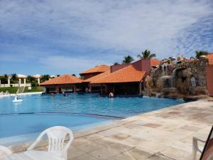 una piscina en un complejo con un tobogán de agua en Aquaville Resort en Aquiraz