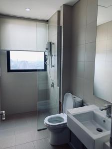 uma casa de banho com um chuveiro, um WC e um lavatório. em Stellar Homes at iCity - with WiFi and 2 Private Carparks em Shah Alam