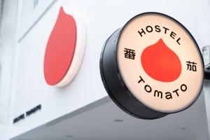 a close up of a house mart sign on a wall at Hostel Tomato 番茄溫泉青旅 in Jiaoxi