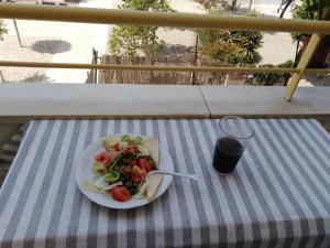 une assiette de nourriture et une boisson sur une table dans l'établissement Habitaciones en Casa compartida Retamar, à Almería