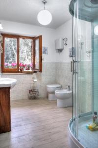 a bathroom with a shower and a sink and a toilet at Casa Vacanze Assisi in Spello