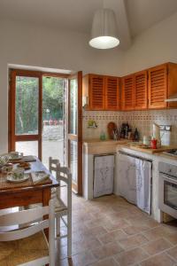 Casa Vacanze Assisi في سبيلّو: مطبخ مع طاولة وغرفة طعام