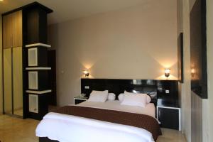 Katil atau katil-katil dalam bilik di griya desa hotel & pool