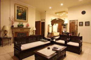 Ruang duduk di griya desa hotel & pool