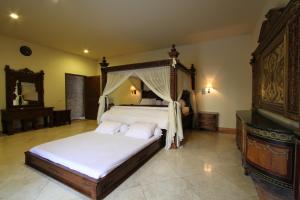 Un pat sau paturi într-o cameră la griya desa hotel & pool