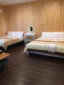 Cette chambre comprend deux lits et une table avec un miroir. dans l'établissement Chulu ecological farm B&B, à Chulu