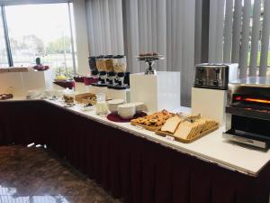 فندق أوكلاند إيربورت كيوي في أوكلاند: a buffet of food on a table with aasteryasteryasteryasteryasteryasteryastry