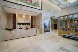 um lobby com duas pessoas sentadas em um salão em Atour Hotel Guangzhou Yueqiao Branch em Guangzhou