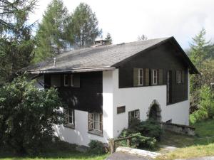 an old house with a black and white at Arche de Noé B&B in Verbier