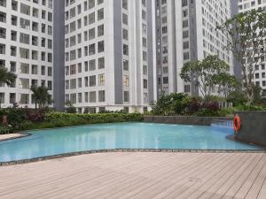 Πισίνα στο ή κοντά στο Comfy Studio at M-Town Gading Serpong Apartment By Travelio