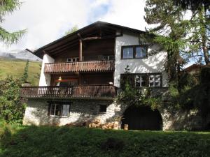 a large house with a balcony on top of it at Arche de Noé B&B in Verbier