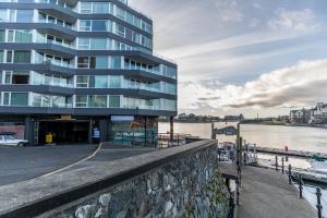 um grande edifício ao lado de uma massa de água em Victoria Regent Waterfront Hotel & Suites em Victoria