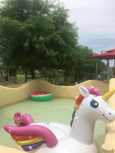 un parque infantil con un caballo de juguete y un paseo en Muho B&B, en Dongshan