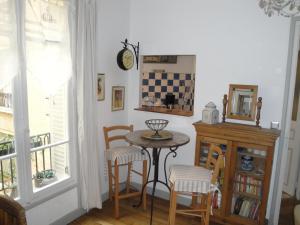 una camera con tavolo, sedie e finestra di Almeria Garden Apartment a Parigi