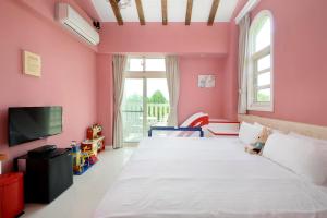 A bed or beds in a room at Dancing Butterfly Inn Family sliding BnB