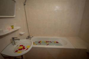 Bilik mandi di Ruby True Hotel