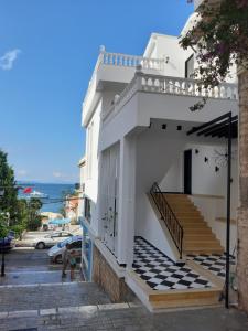 サランダにあるBistrica Hotelの階段のある白い建物で、海の景色を望めます。