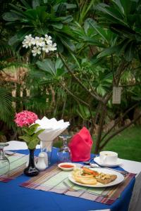 Makanan di atau berdekatan hotel