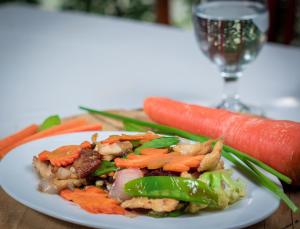 Makanan di atau berdekatan hotel