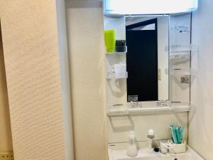 espejo sobre un lavabo en el baño en 板橋 RCアネックス Rc207 en Tokio