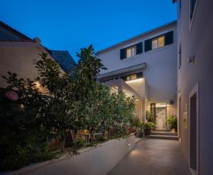 un callejón entre dos edificios con plantas en Balatura The Fine Bed&Breakfast Split, en Split