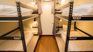 מיטה או מיטות קומותיים בחדר ב-Douzi Hotel-Xpark. Gloria Outlets. Taoyuan MRT