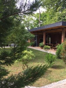 Jardí fora de Guest House Shekvetili