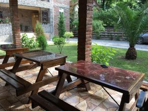 Jardí fora de Guest House Shekvetili