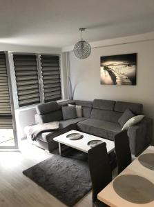 un soggiorno con un divano e un tavolo di Apartament Zabia a Białystok