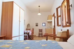 A bed or beds in a room at Kolona Studios