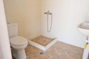 A bathroom at Kolona Studios