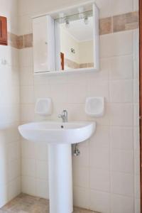 A bathroom at Kolona Studios