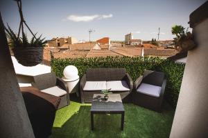 un ensemble de chaises et de tables sur un balcon dans l'établissement Love in the Loft, à Babilafuente